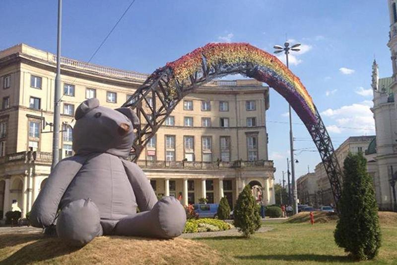 Miś, który pojawił się obok warszawskiej tęczy przy pl. Zbawiciela.