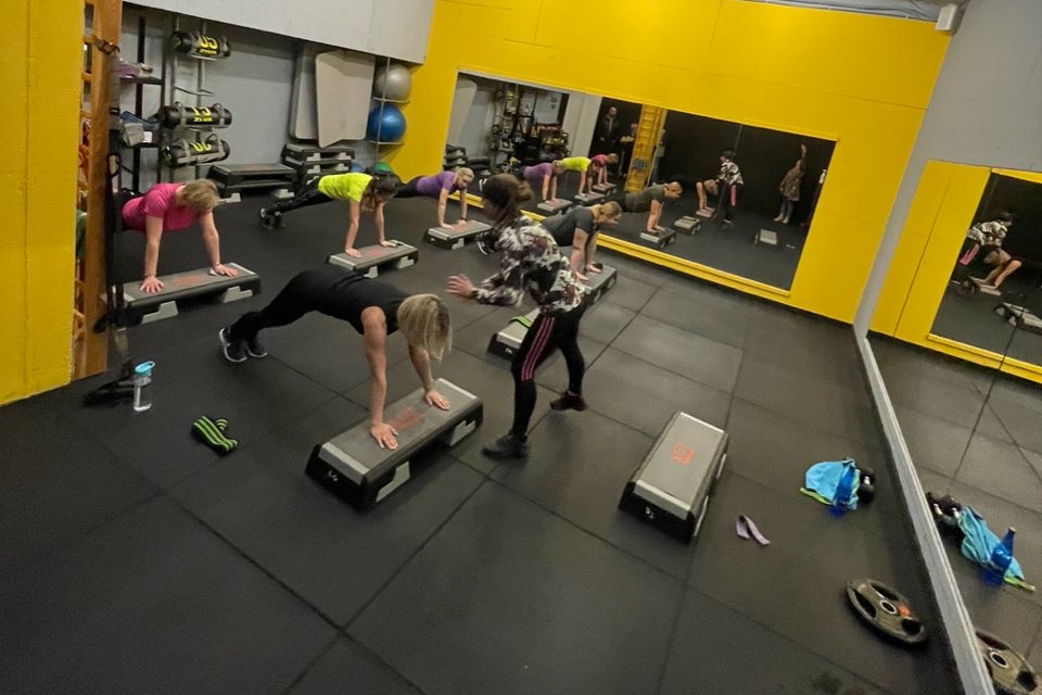 Najpierw, począwszy od roku 2014: cykl najsłynniejszych w Polsce biegów z przeszkodami. Dziś: RMG GYM, czyli sieć "siłowni z charakterem". Czego możesz spodziewać się, ruszając na trening w jednym z tych miejsc?