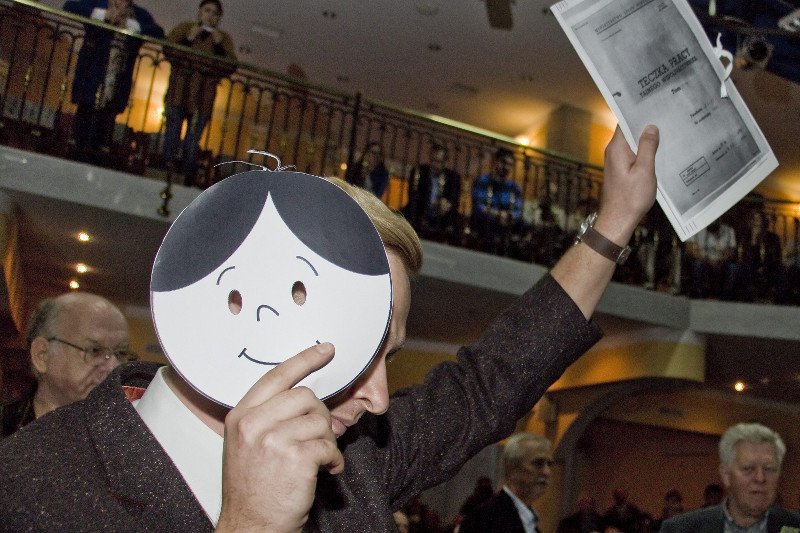 Incydent na spotkaniu Lecha Wałęsy w Białymstoku. Happening urządziło kilku działaczy Młodzieży Wszechpolskiej.