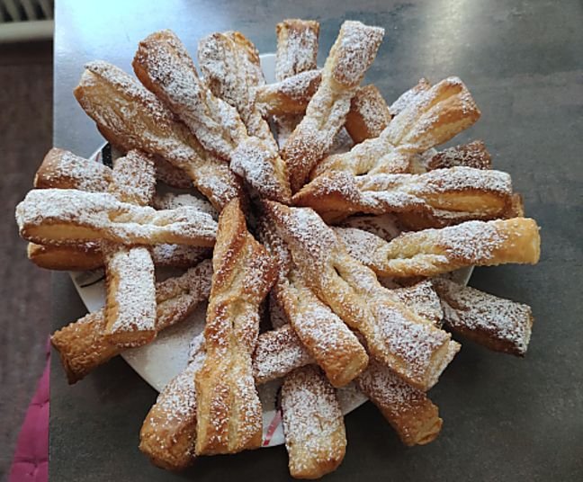 Przepis Na Faworki Z Ciasta Francuskiego W 15 Minut Tlusty Czwartek Natemat Pl