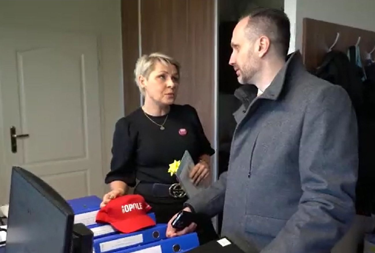 Janusz Kowalski dostał wyjątkowy prezent. "Nie przyjął tęczowych cymbałek".