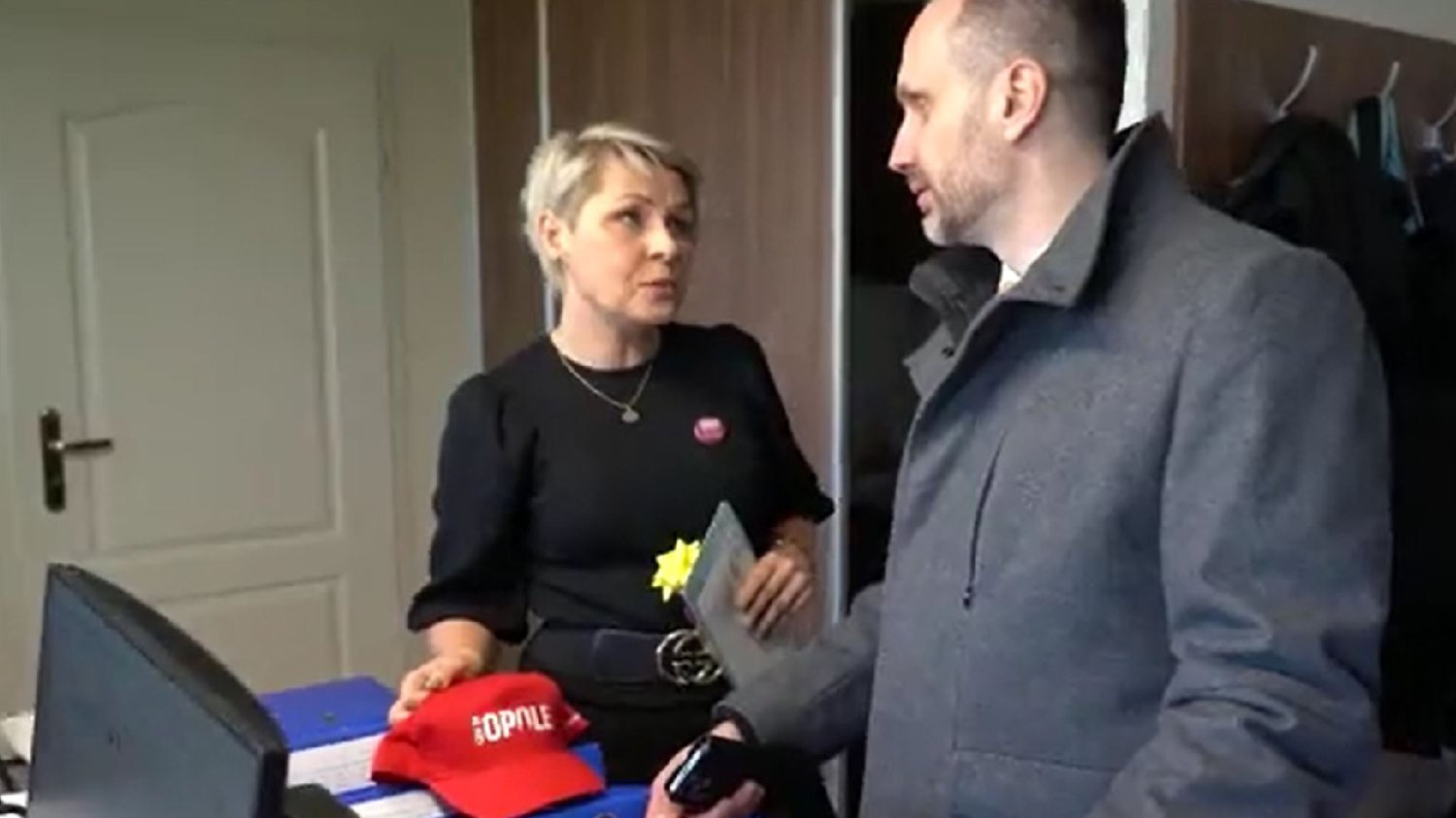 Janusz Kowalski dostał wyjątkowy prezent. "Nie przyjął tęczowych cymbałek".