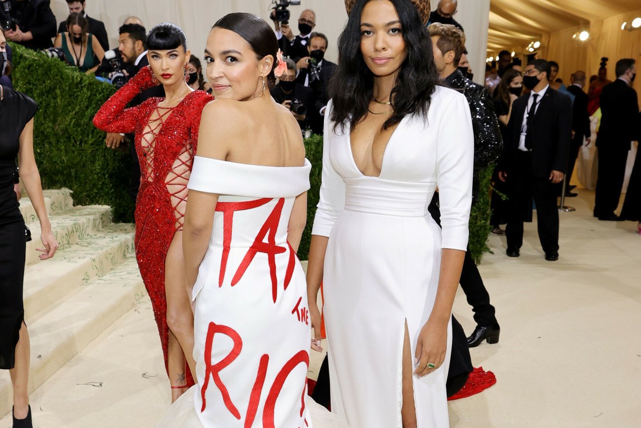 Megan Fox i Alexandria Ocasio Cortez na Met Gala. Megan Fox i Alexandria Ocasio Cortez na Met Gala.