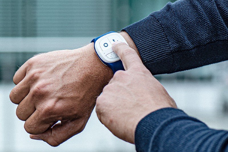 Usługa Comarch CareMate to tzw. zdalny opiekun senioralny, przeznaczony dla osób starszych, niesamodzielnych, przewlekle chorych, a także dzieci przemieszczających się bez opieki rodzica