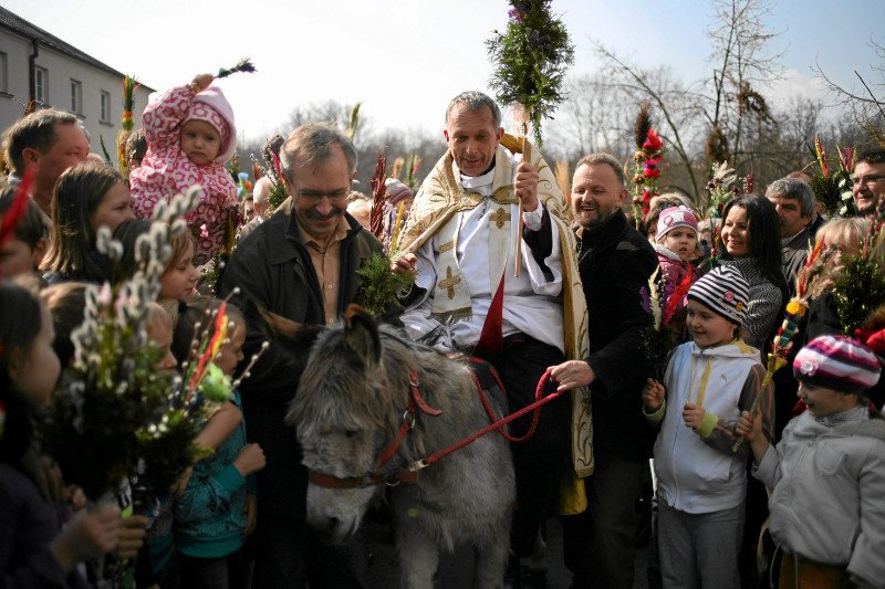 Procesja na osiołku w niedzielę palmową to już w warszawskiej parafii błogosławionego E. Detkensa tradycja.