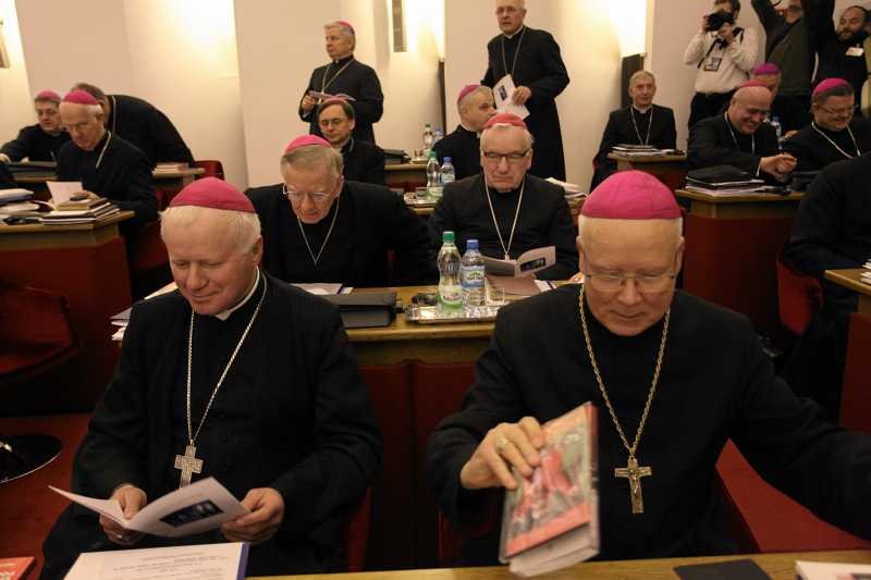 Duchowni podczas Zebrania Plenarnego Konferencji Episkopatu Polski.