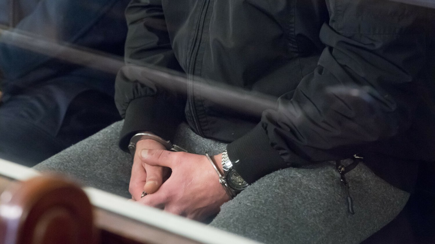 Robert B. został oskarżony o wielokrotne wykorzystanie seksualne nieletniej.