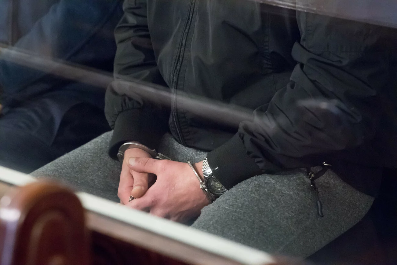 Robert B. został oskarżony o wielokrotne wykorzystanie seksualne nieletniej.