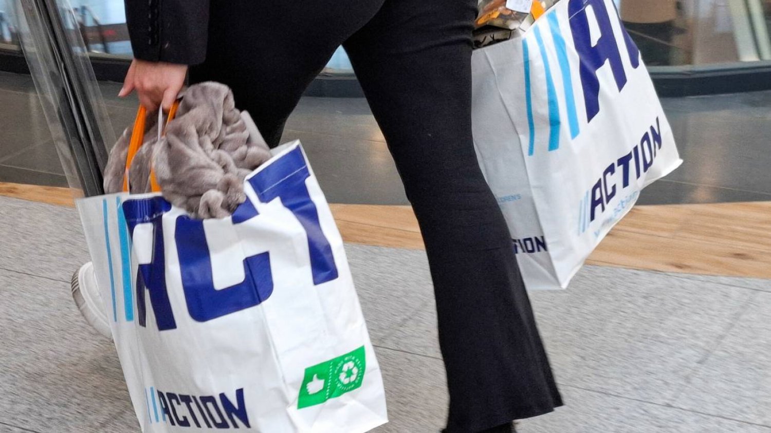 Spray do butów z Action za 8 zł. Pachną lepiej niż po upraniu Spray do butów z Action za 8 zł. Pachną lepiej niż po upraniu