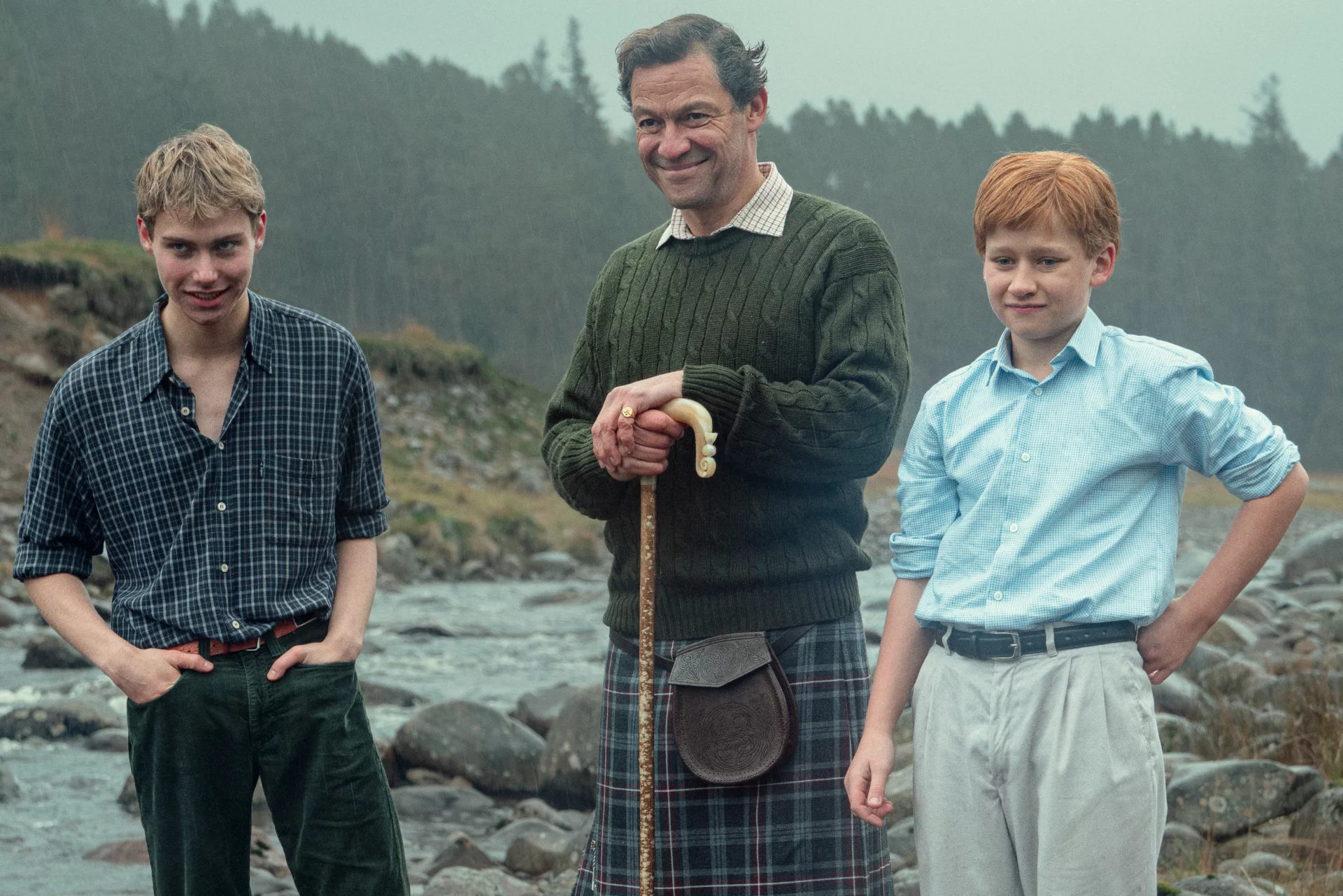Rufus Kampa jako William, Dominic West jako książę Karol i Fflyn Edwards jako Harry w serialu "The Crown 6".