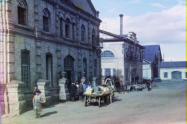 Rok 1910. Przed budynkami zakładów w Kasli