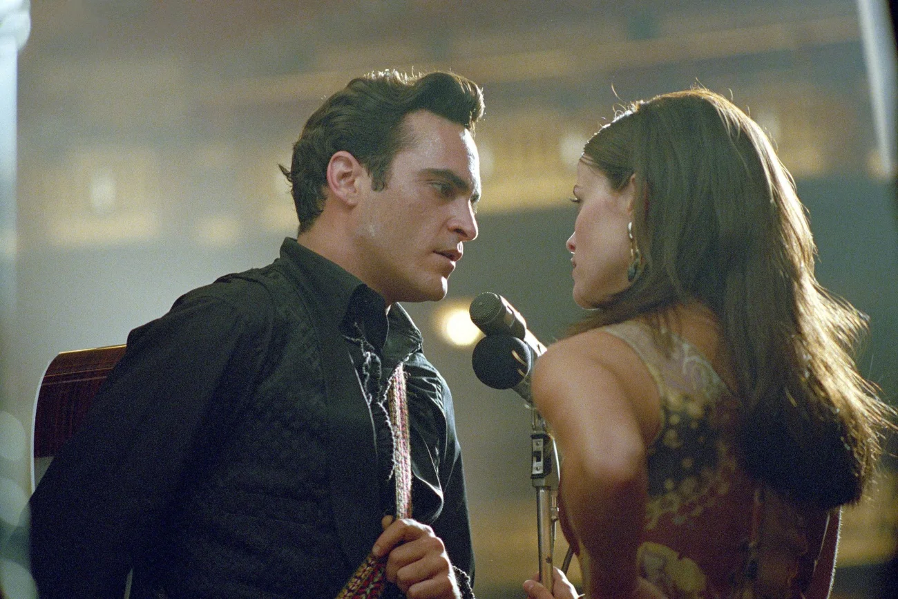 Joaquin Phoenix jako Johnny Cash i Reese Witherspoon jako June Carter w filmie "Spacer po linie".