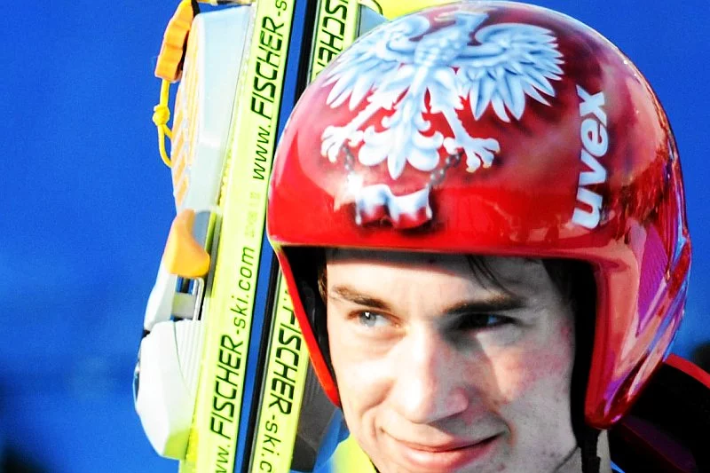 Specjalny, patriotyczny kask Kamil przygotował nie tylko na olimpiadę w Rosji. Tak występował przed 4 laty w Kanadzie.