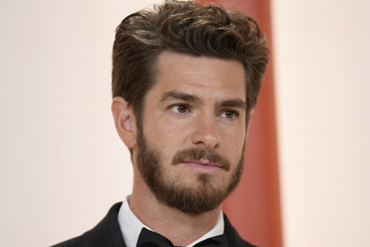 Scena pocałunku w filmie "Tajemnice Silver Lake" mogła skończyć się tragicznie dla Andrew Garfielda.