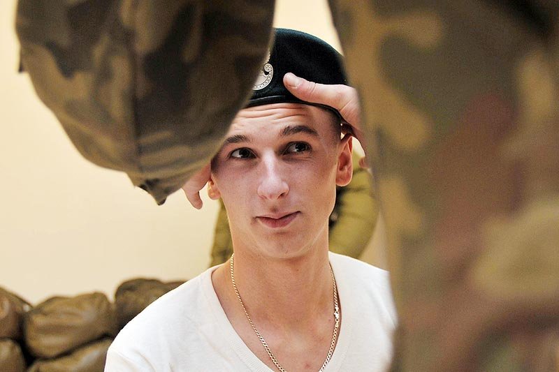 Rok 2008, Opole. Ostatni pobór do wojska. Na zdjęciu Adam Jakwert, który do wojska nie chciał iść, ponieważ miał już żonę i dzieci. Czy po wojsku stał się więc prawdziwym mężczyzną?