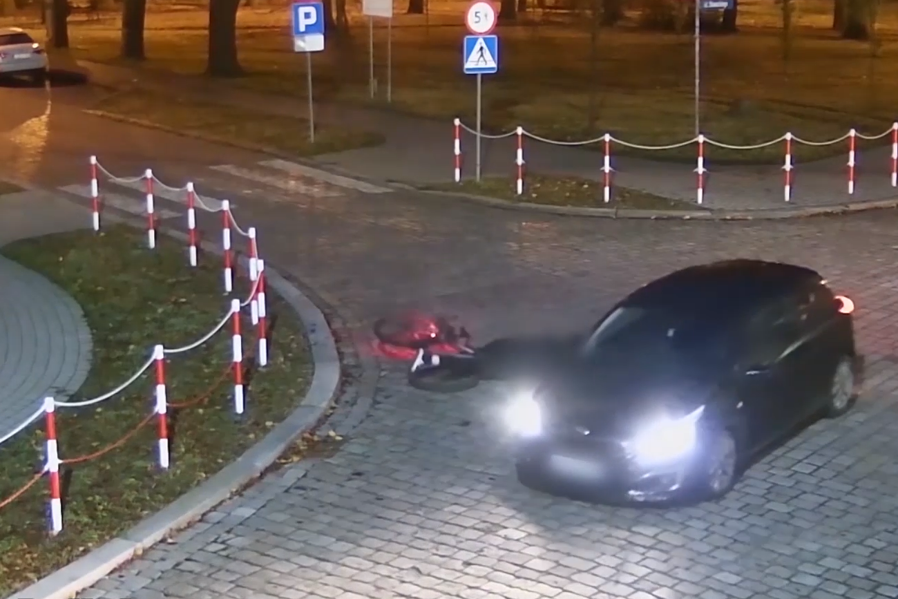 Potrącenie rowerzysty w Gubinie. Policja ostrzega i publikuje mocne nagranie