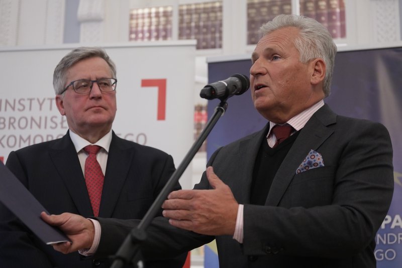 Bronisław Komorowski i Aleksander Kwaśniewski poprą Rafała Trzaskowskiego w II turze wyborów prezydenckich.