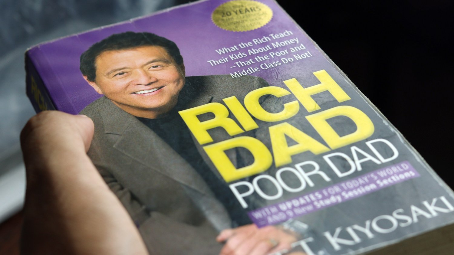 Robert Kiyosaki i jego słynna książka "Bogaty ojciec, biedny ojciec".