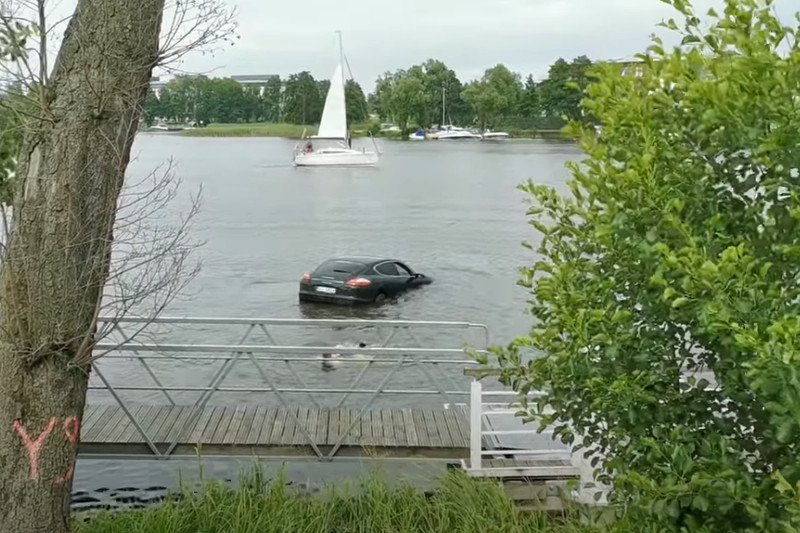Porsche bardzo szybko zniknęło pod wodą.