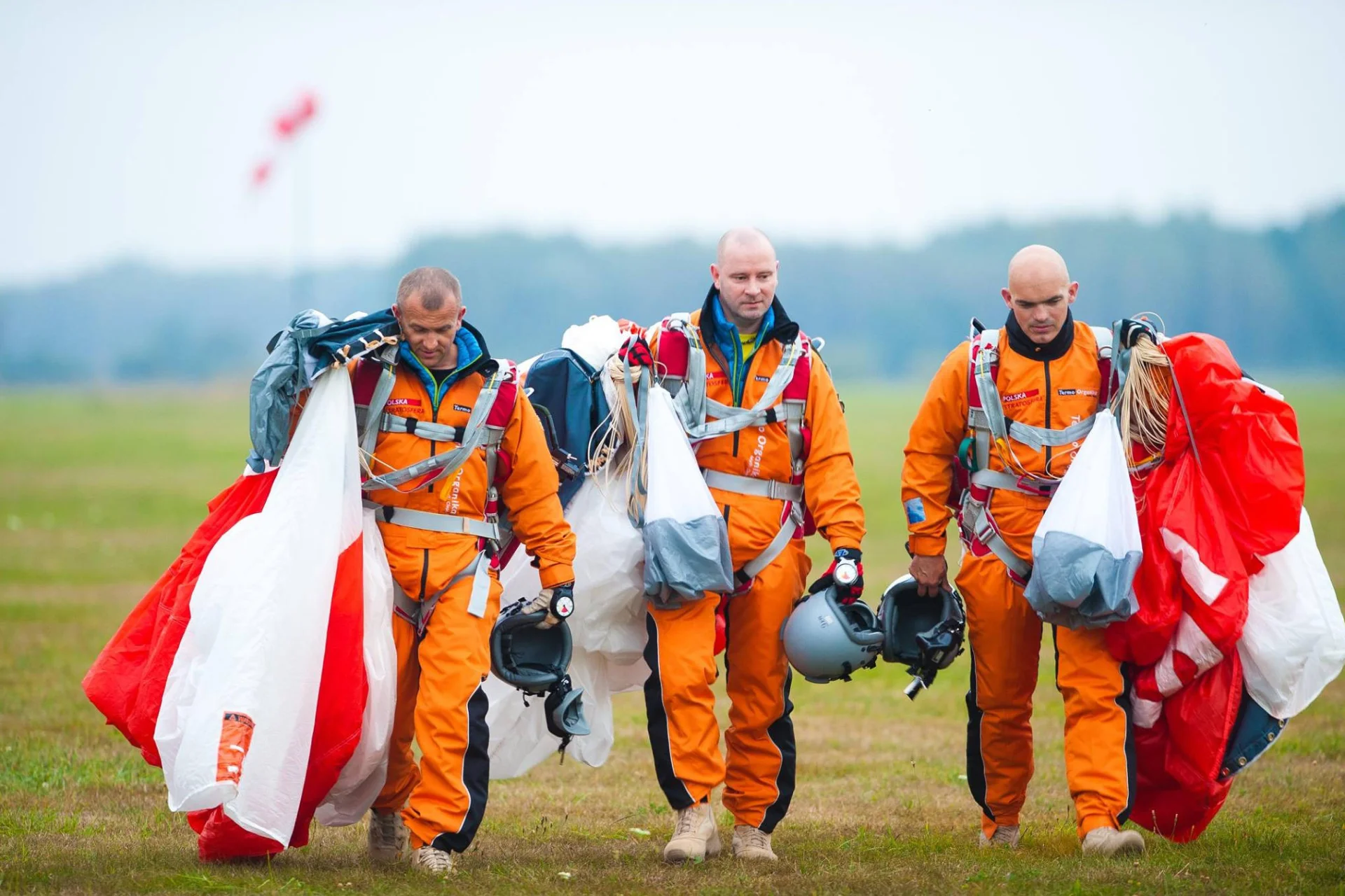 Polska Stratosfera: Trzech Polaków skoczy ze spadochronem z 12 km. "Pomysł zrodził się 25 lat temu"