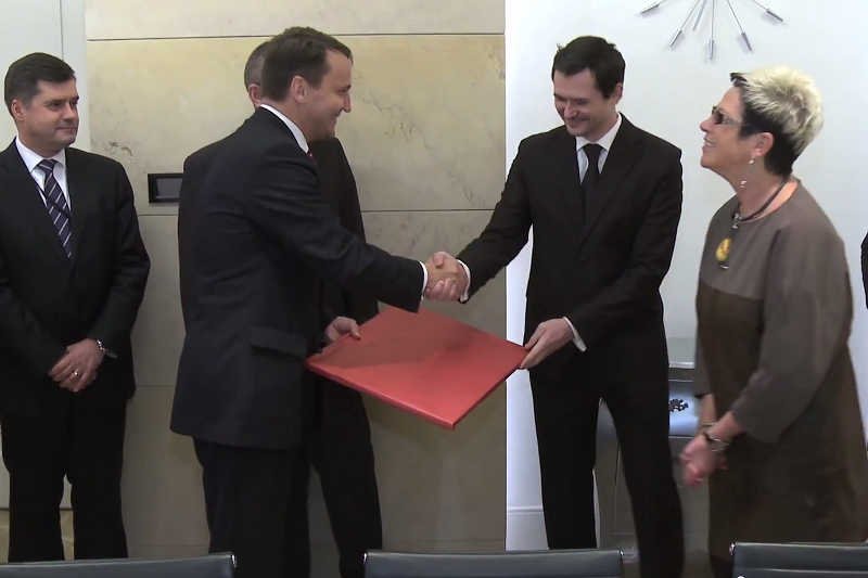 Radosław Sikorski podjął w MSZ Marcina Sudera – fotoreportera, który zbiegł porywaczom w Syrii.