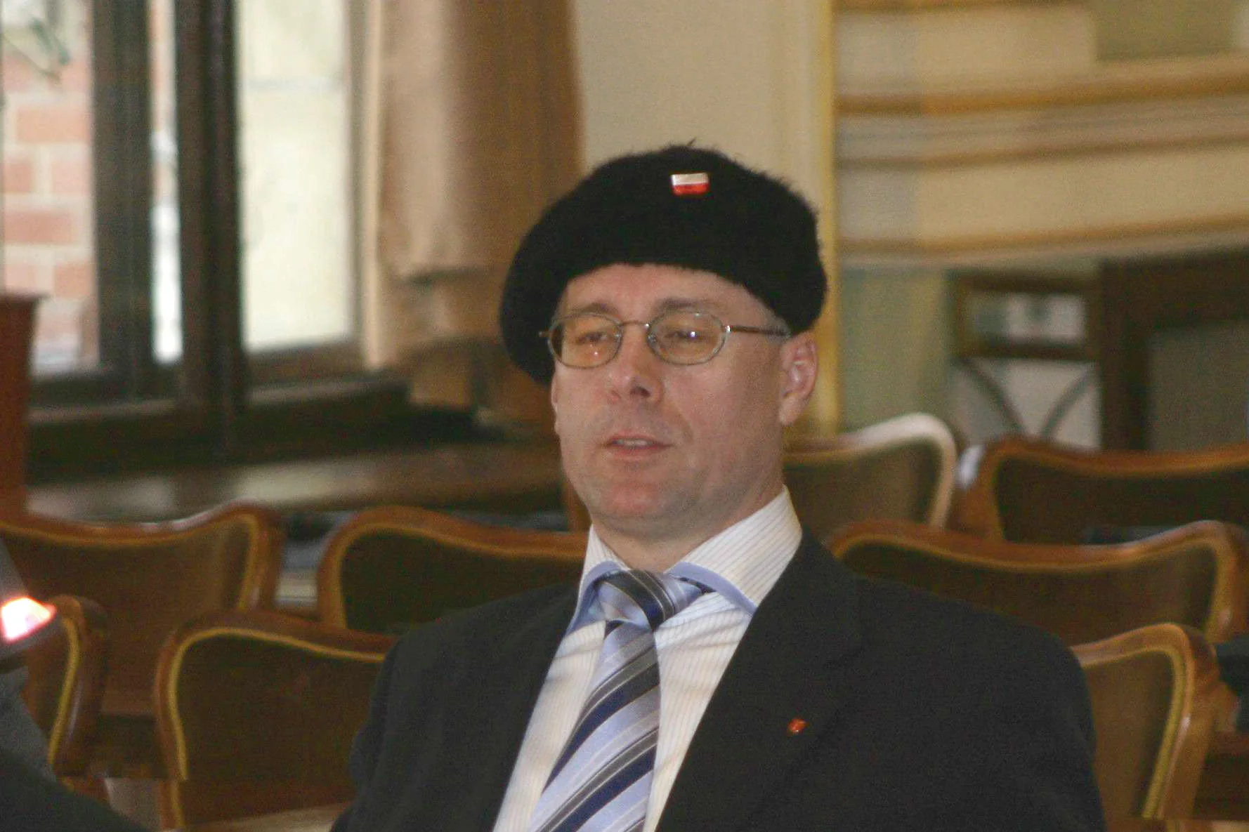 Kazimierz Koralewski został odesłany na przymusowy urlop do czasu wyjaśnienia sprawy. Powodem urlopowania były antysemickie treści, jakie pojawiły się na jego Twtterze.