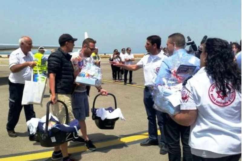 Po katastrofie w Nepalu ewakuowano z Katmandu 26 niemowląt, które dla izraelskich par urodziły hinduskie surogatki.