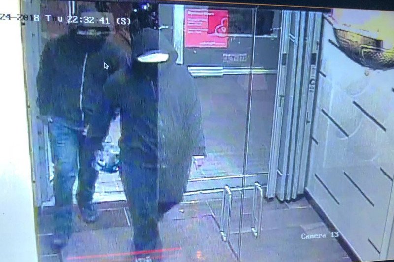 Ci dwaj niezidentyfikowani mężczyźni wnieśli bombę do restauracji w mieście Mississauga koło Toronto.