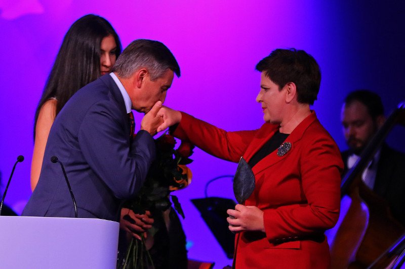 Okazuje się, że Beta Szydło wygrała z Mateuszem Morawieckim tylko dwoma głosami. Trzeba przyznać, ze odwrotna sytuacja byłaby niezręczna.