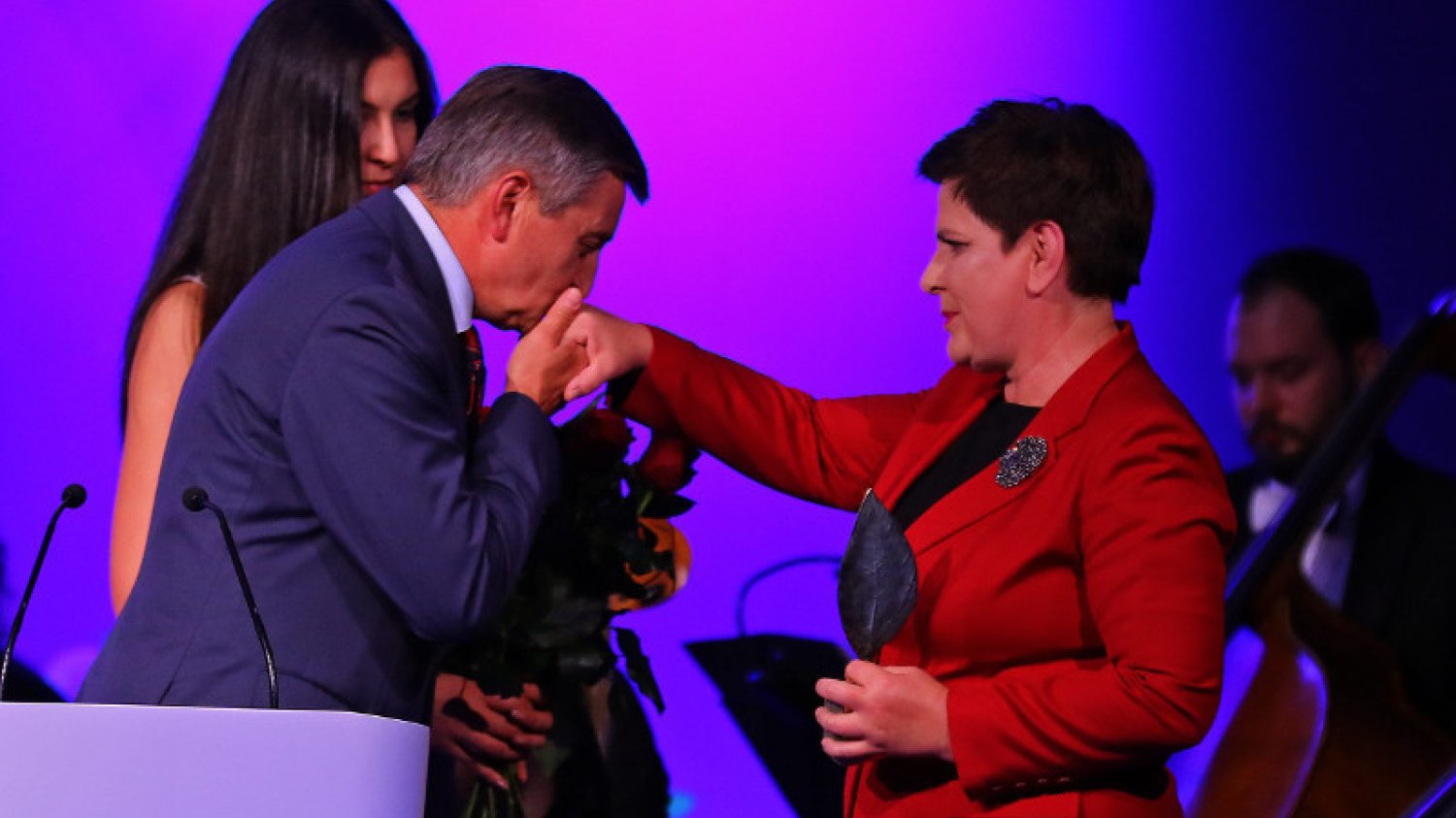 Okazuje się, że Beta Szydło wygrała z Mateuszem Morawieckim tylko dwoma głosami. Trzeba przyznać, ze odwrotna sytuacja byłaby niezręczna.