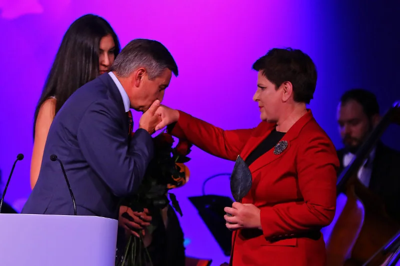 Okazuje się, że Beta Szydło wygrała z Mateuszem Morawieckim tylko dwoma głosami. Trzeba przyznać, ze odwrotna sytuacja byłaby niezręczna.
