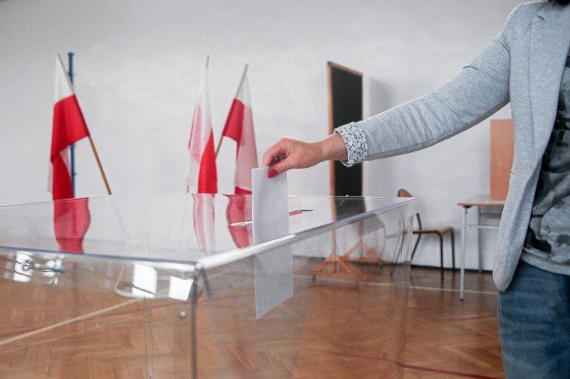 "Tak umierają demokracje". Książka Stevena Levitsky'ego i Daniel Ziblatta zmusza do myślenia.