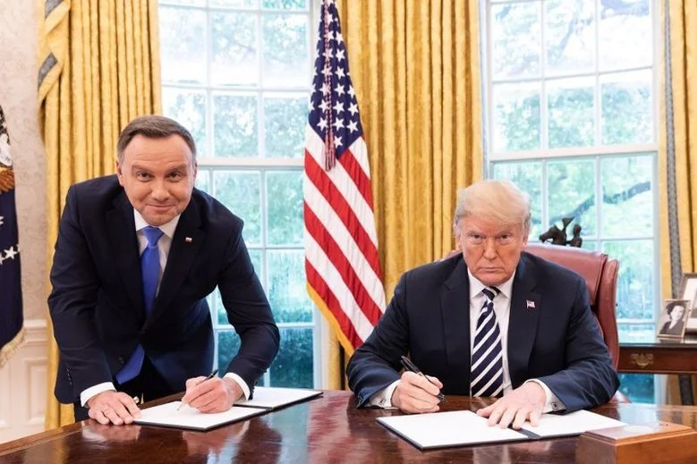 Prezydent Polski podczas podpisywania dokumentu o współpracy polsko-amerykańskiej we wrześniu 2018 roku stał, podczas gdy Donald Trump siedział wygodnie za biurkiem.