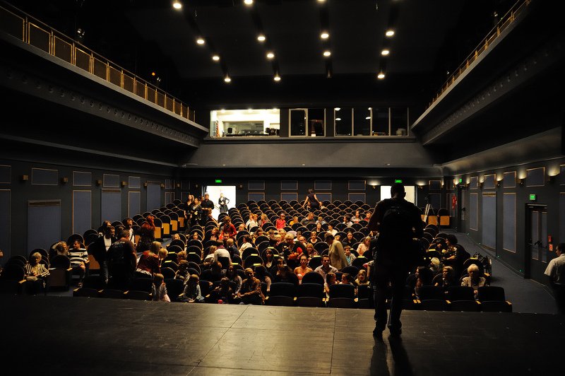 Scena teatralna i widownia.