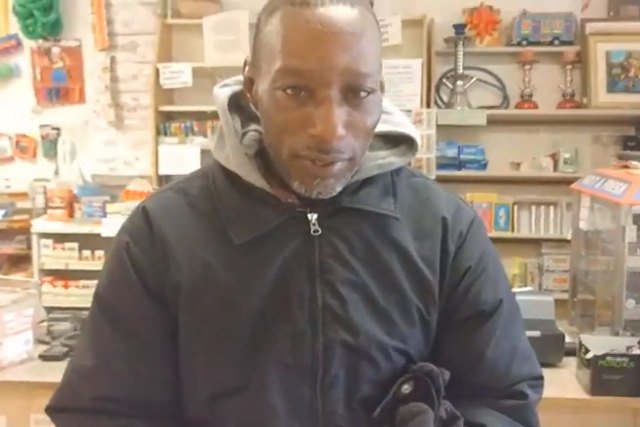 Zaraz po otrzymaniu pieniędzy Eric rozpłakał się ze wzruszenia