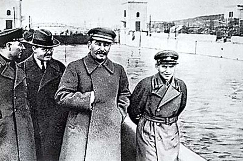 Woroszyłow, Mołotow, Stalin i Jeżow w przyjacielskiej pogawędce.