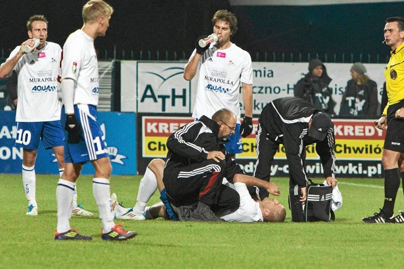 Nie każdy leczący kontuzję piłkarz doznał jej na boisku.