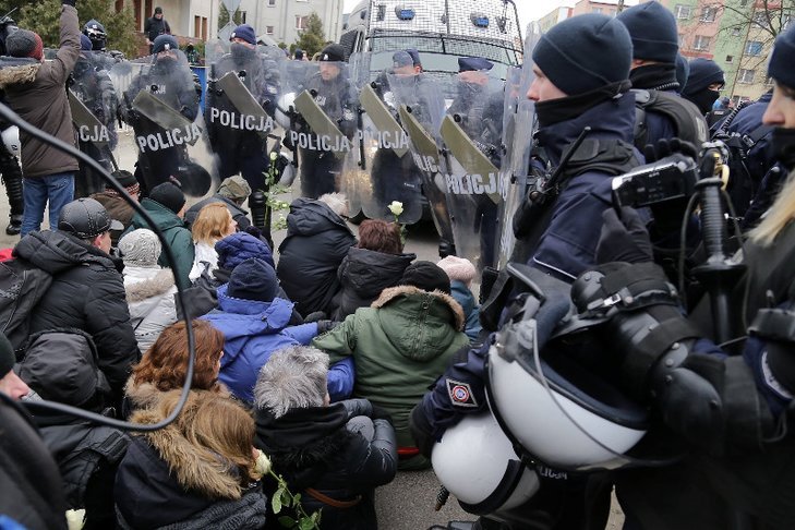 Tak policja interweniowała podczas IV Marszu Pamięci Żołnierzy Wyklętych w ubiegłym roku.