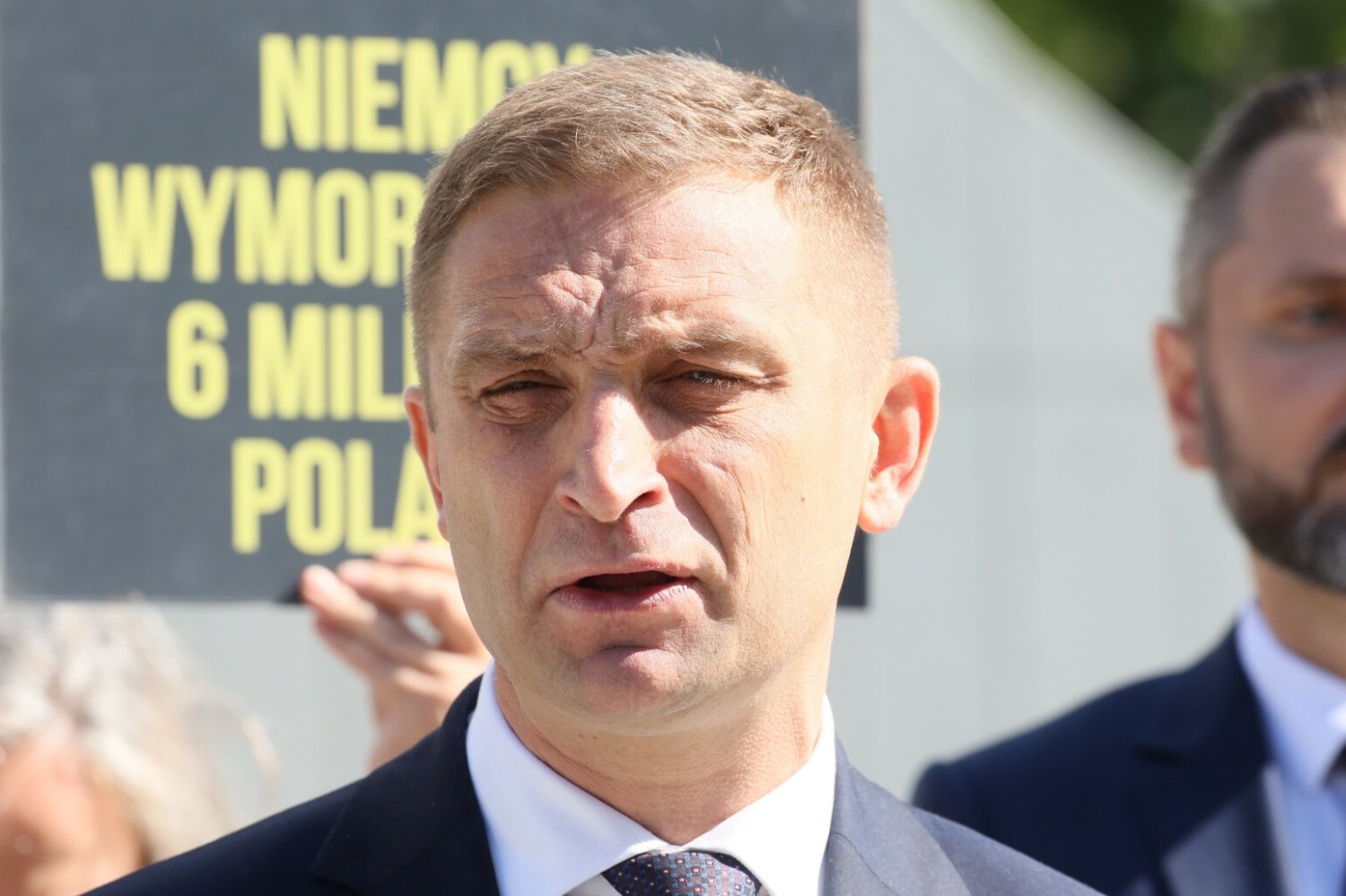 Bąkiewicz przegrywa w sądzie. Jest kłamcą wyborczym.