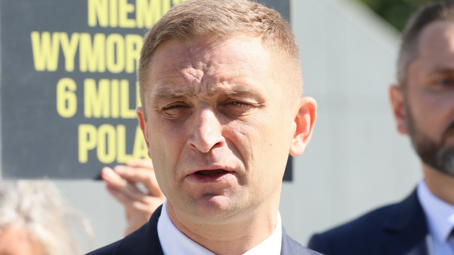 Bąkiewicz przegrywa w sądzie. Jest kłamcą wyborczym.