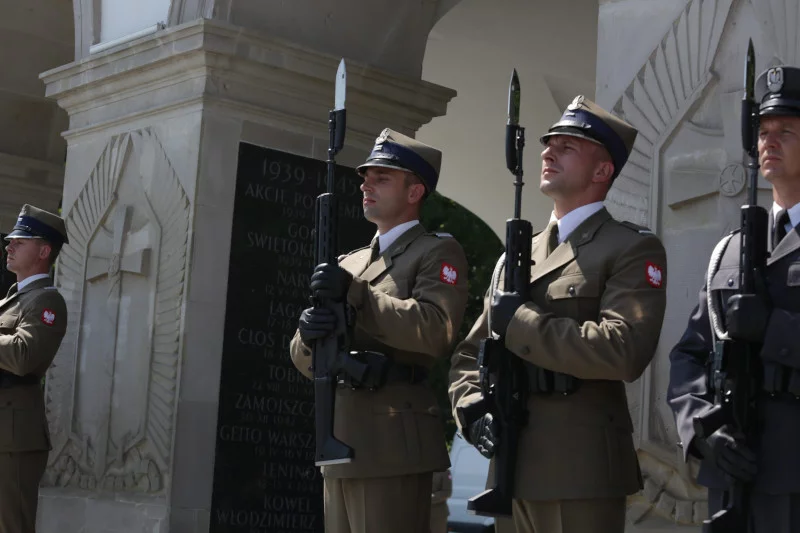 Żołnierze pełniący wartę przed Grobem Nieznanego Żołnierza w Warszawie zdradzili nam kulisy swojej służby.