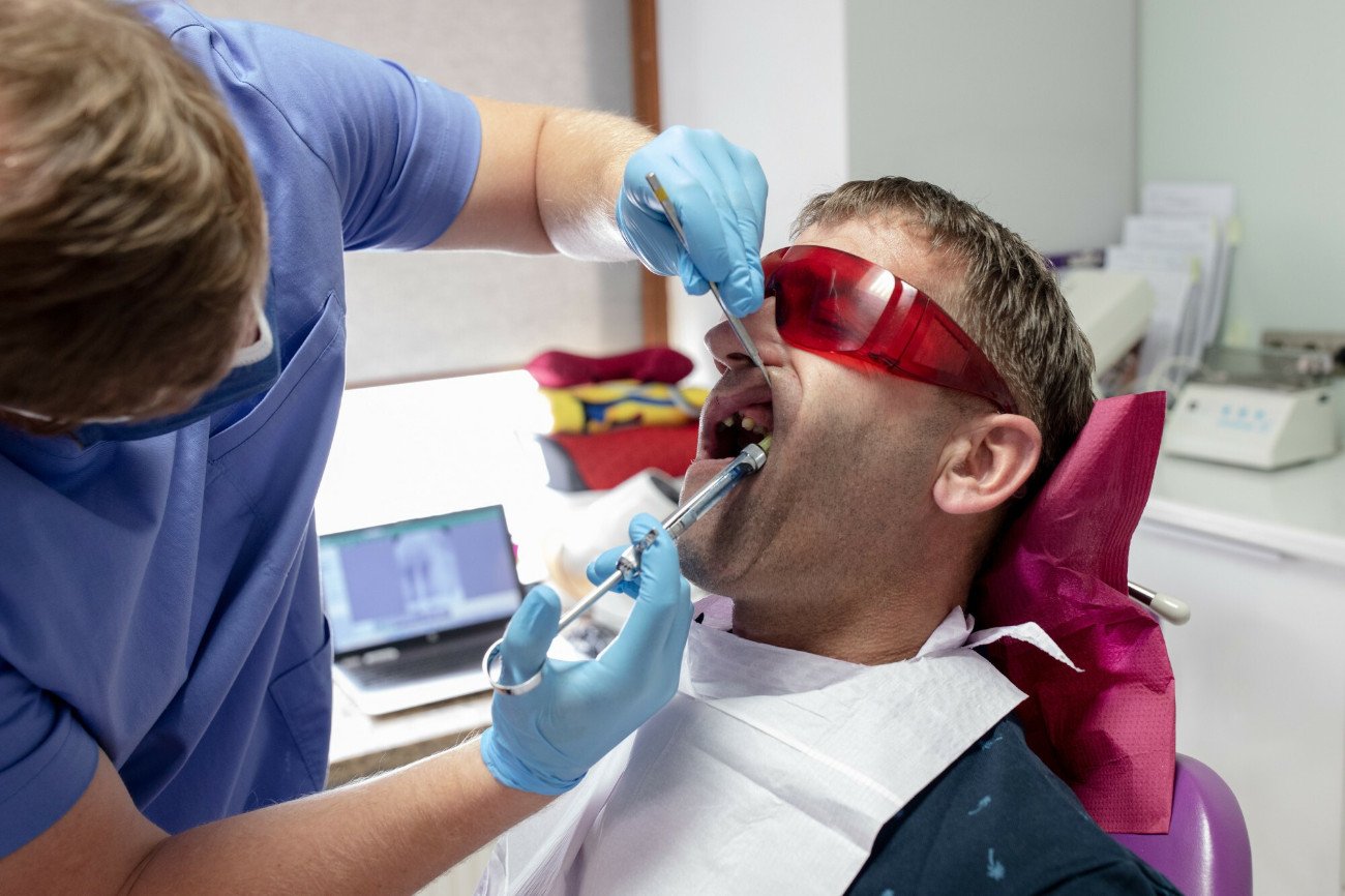 Lekarz dentysta ostrzega przed skutkami saszetek nikotynowych dla zdrowia jamy ustnej.