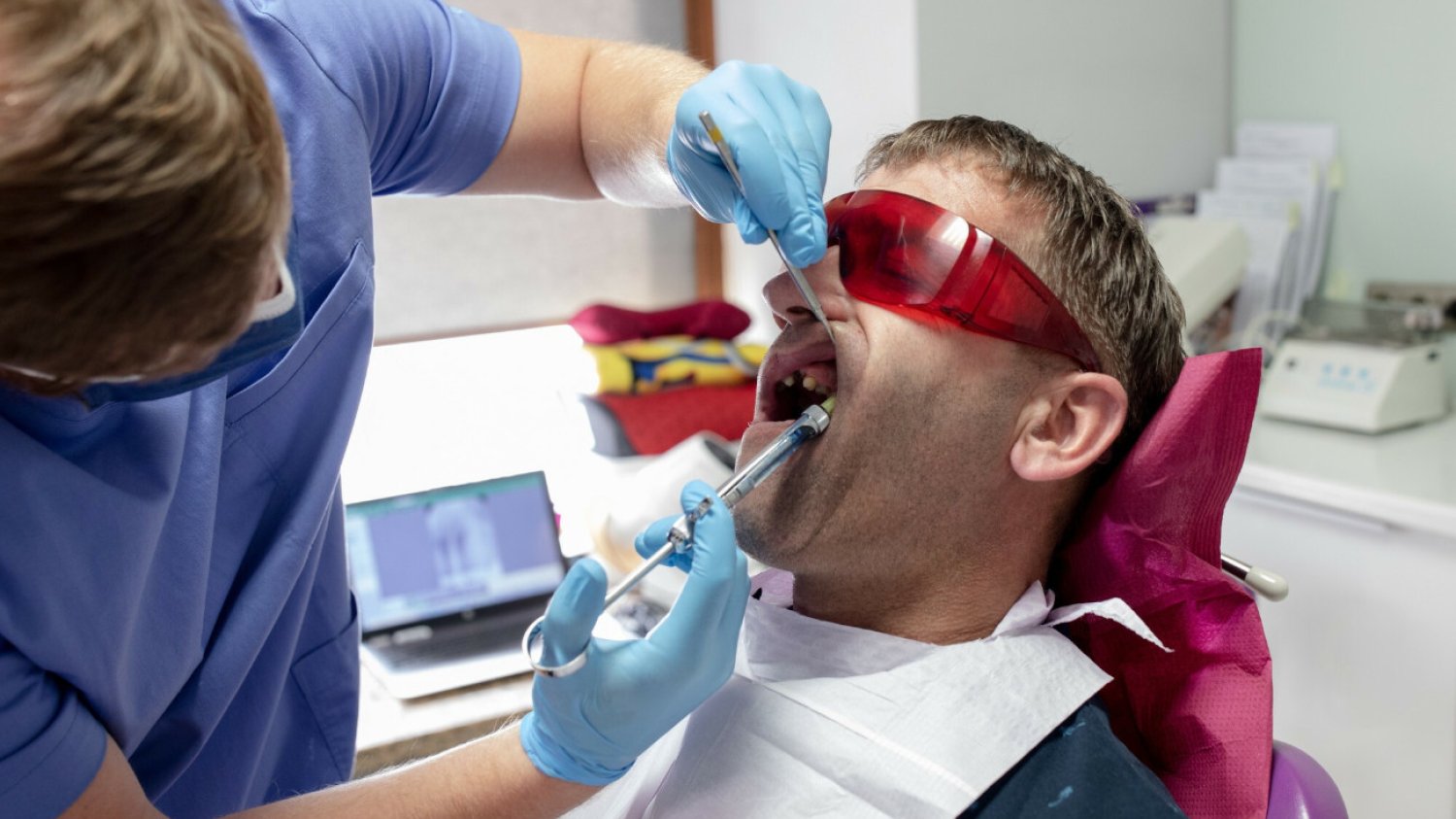 Lekarz dentysta ostrzega przed skutkami saszetek nikotynowych dla zdrowia jamy ustnej.