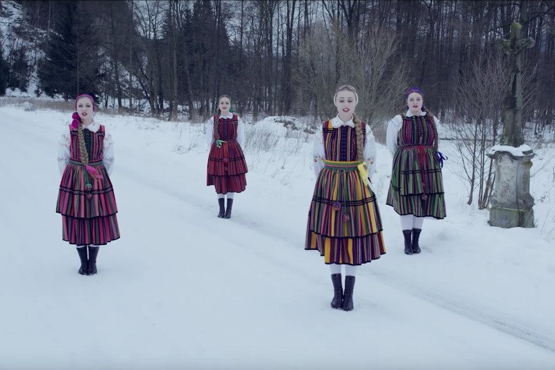 Folkowa interpretacja piosenki "Nieznajomy" naprawdę może się podobać.