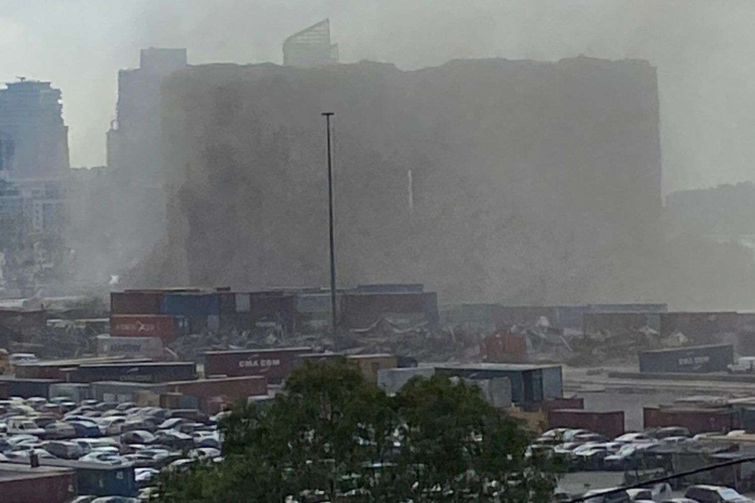 Zawaliła się część silosów w porcie w Bejrucie.