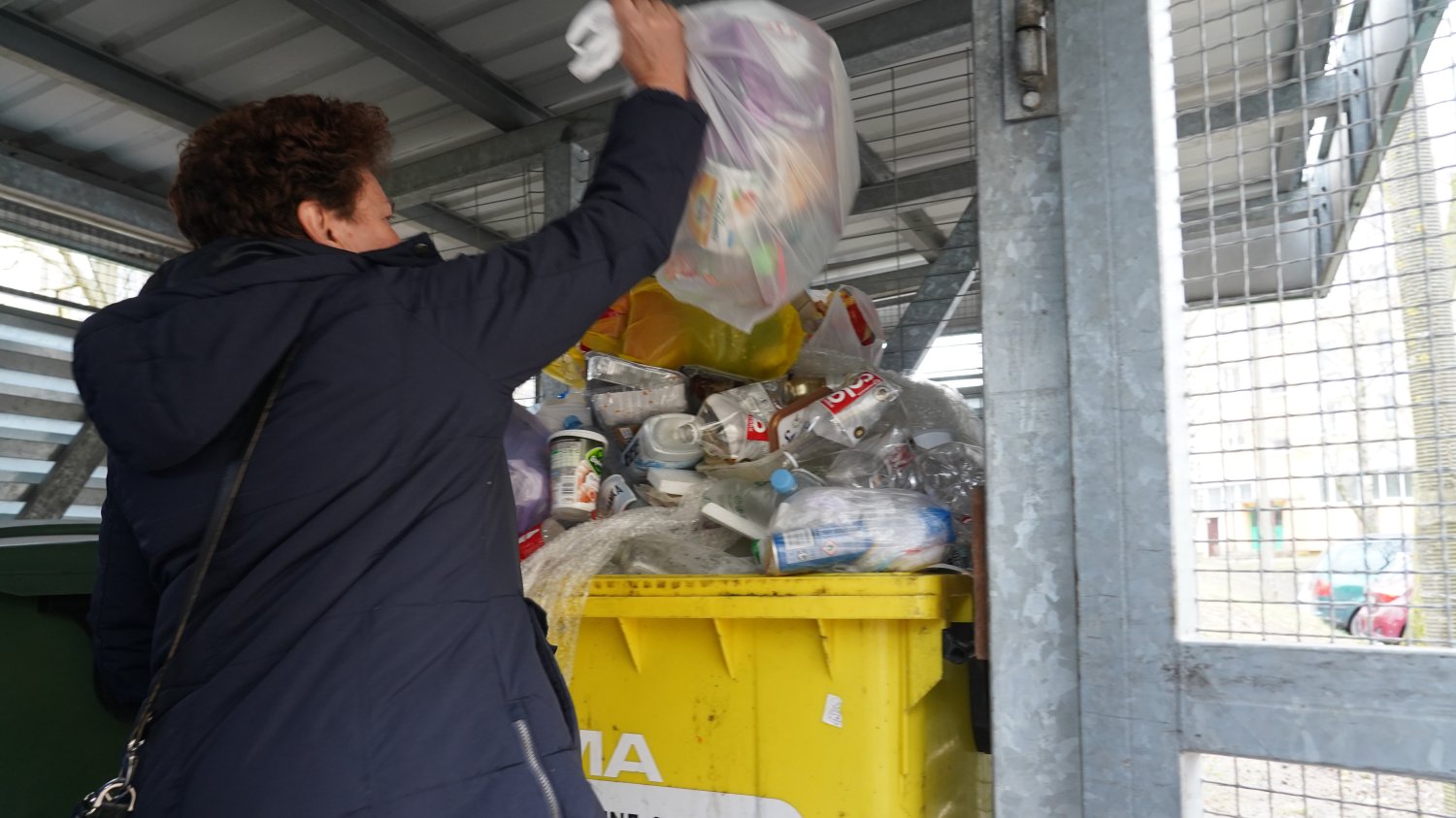 Gdzie wyrzucać stare ubrania? Ustroń wprowadził pomarańczowe worki