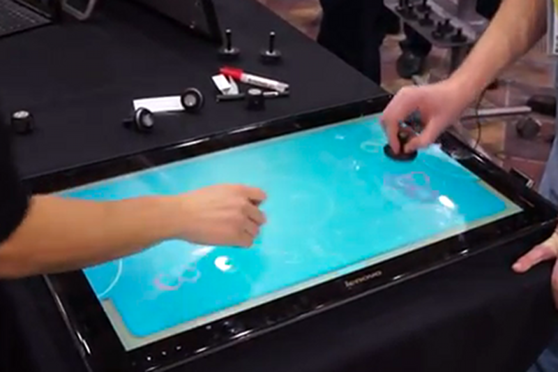 Gigantyczny "tablet" z 27-calowym wyświetlaczem.