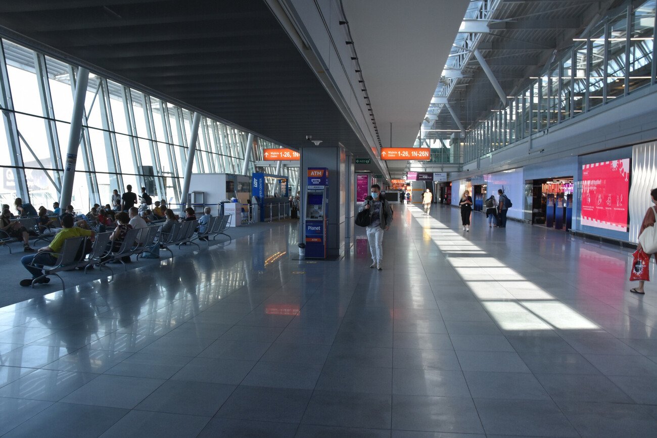 Pijany mężczyzna wyprowadzony z pokładu samolotu na Okęciu.