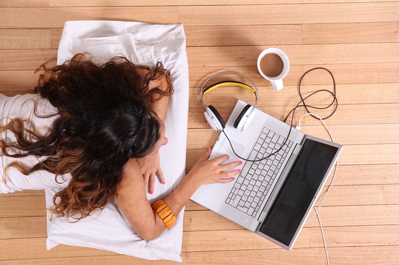 Młodzi ludzie często zamiast harować, wolą miło spędzać czas. Nawet kosztem mniejszych zarobków.