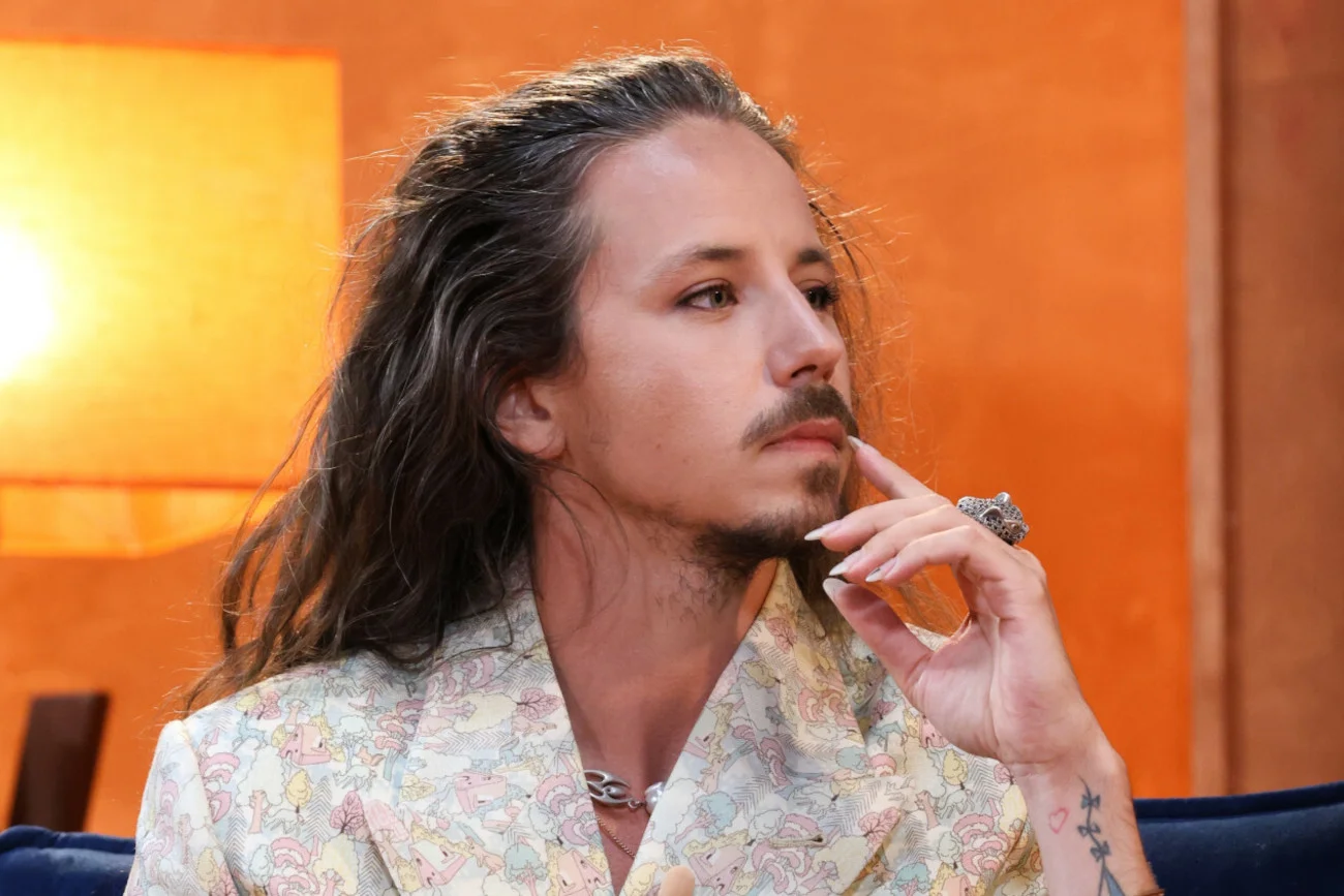 Michał Szpak dodał zdjęcie w objęciach mężczyzny. W komentarzach burza.
